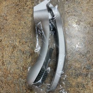 NEW Pampered Chef Garlic Press